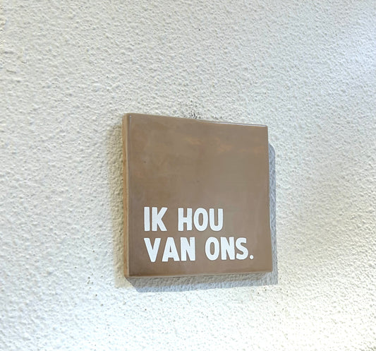 Tegeltje "Ik hou van ons" beige