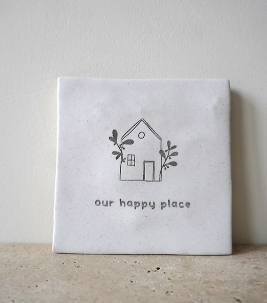 Tegeltje gegraveerd "Our happy place" wit