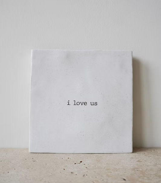 Tegeltje gegraveerd "I love us" wit