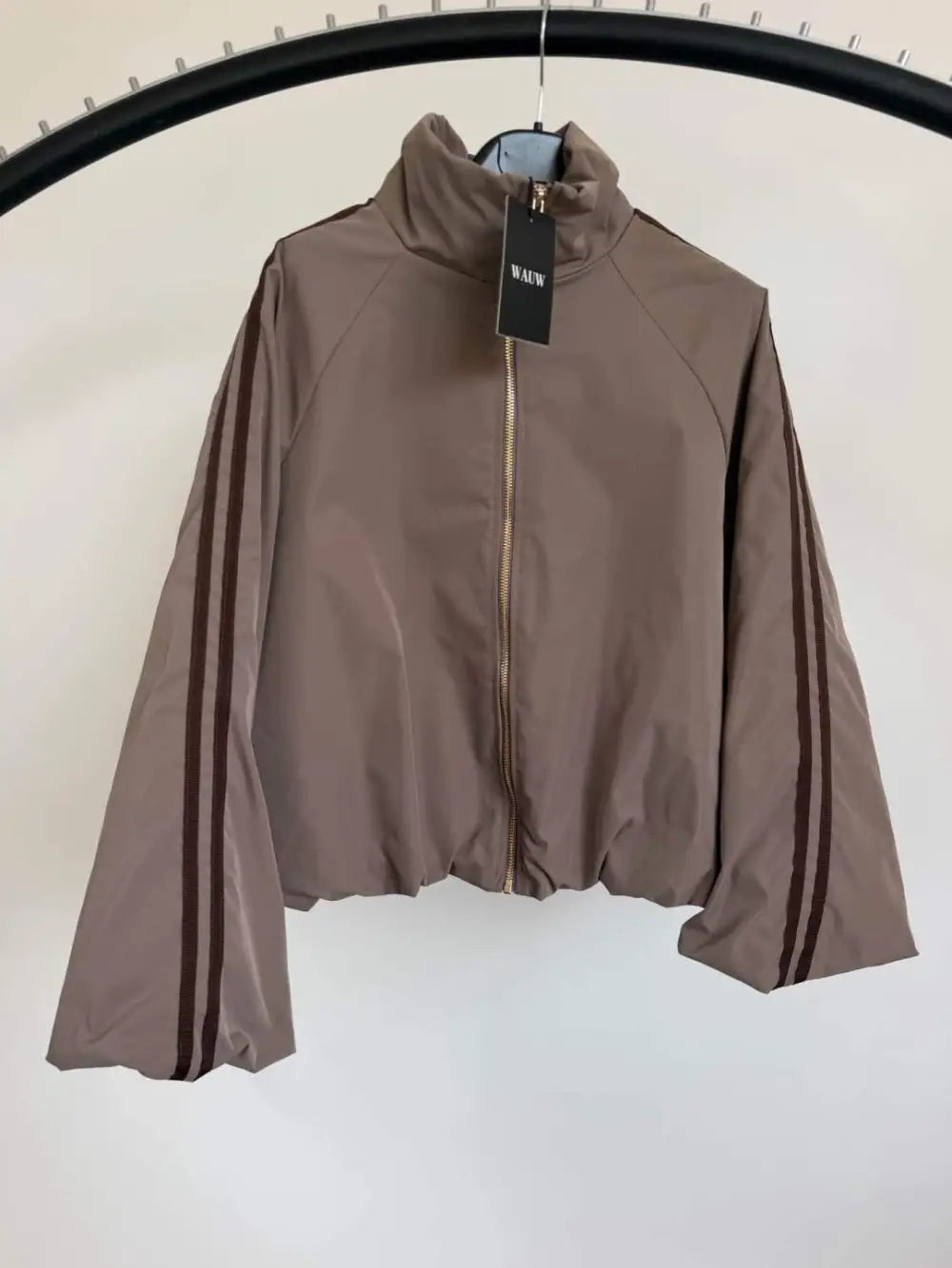 Wauw Fashion Bomberjasje taupe met donkerbruine streep