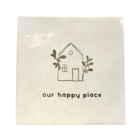 Tegeltje gegraveerd "Our happy place" wit