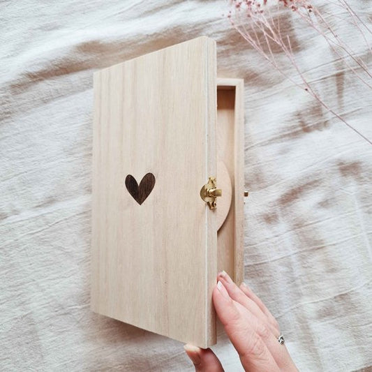 Wil je mijn getuigen zijn? - Houten kistje met houten cirkel - getuigen vragen