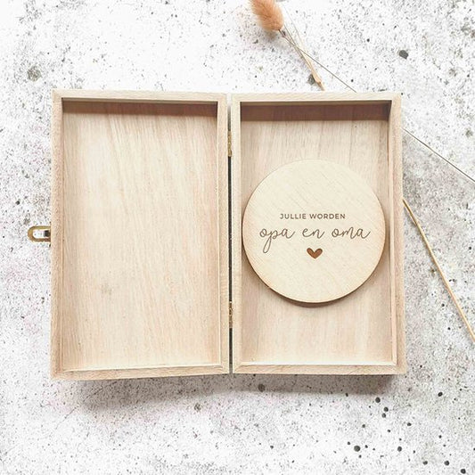 Jullie worden opa en oma -  Houten kistje met houten cirkel - zwangerschapsaankondiging