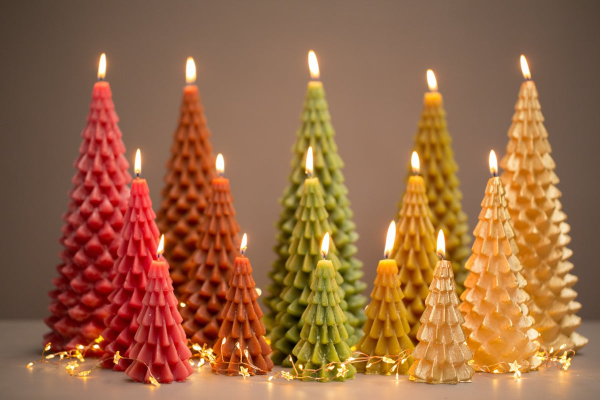Rustik Lys - Kerstboom kaars goud klein - 6,3 x 12 cm