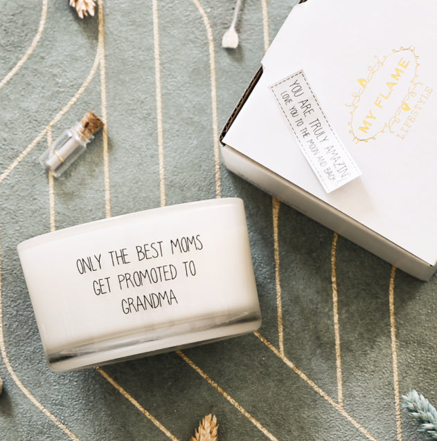 Flame flessenpost kaars - Only the best moms get promoted - Fresh Cotton