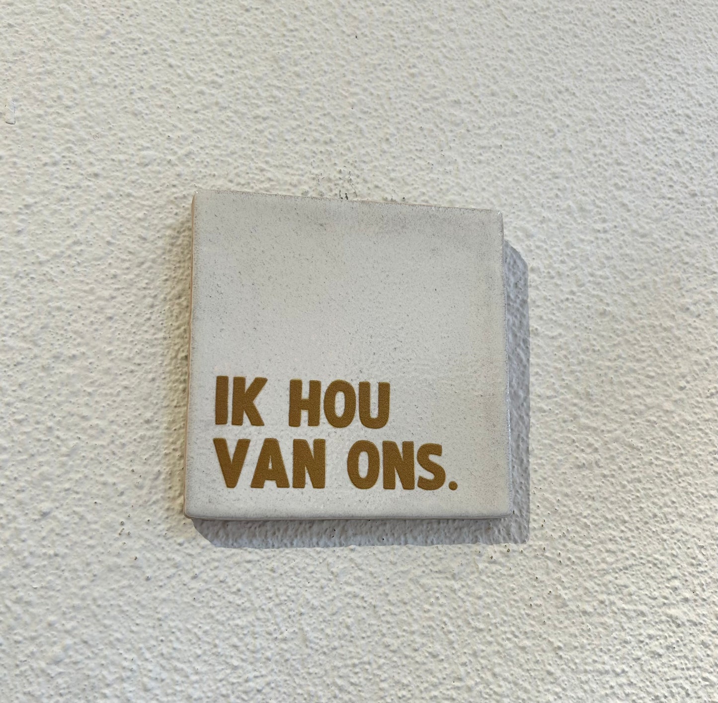 Tegeltje "Ik hou van ons" wit