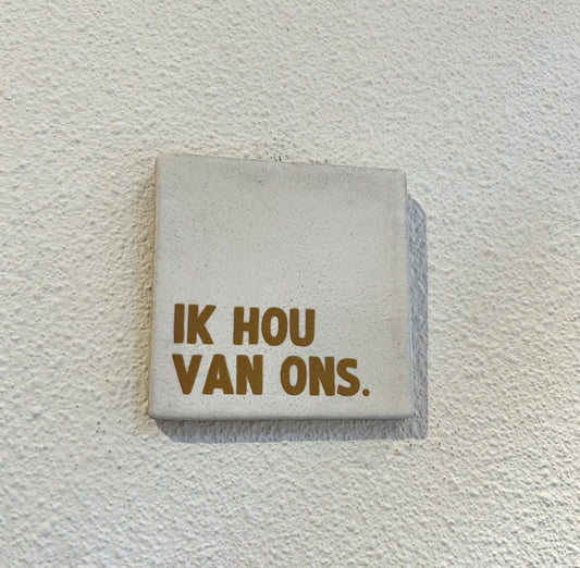 Tegeltje "Ik hou van ons" wit