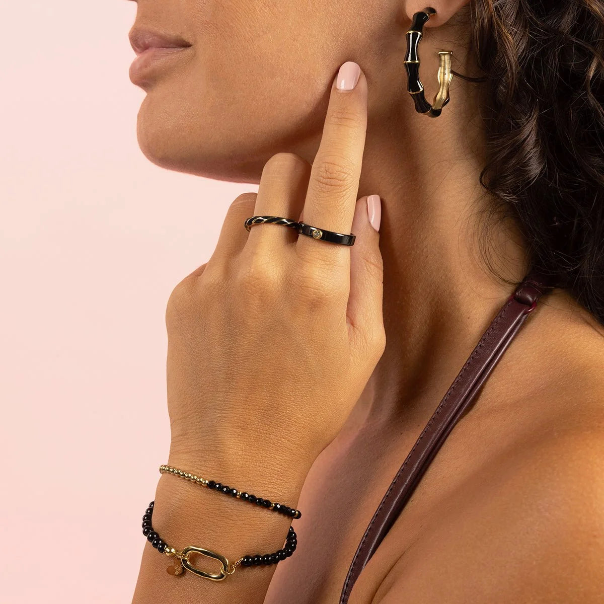 My Bendel - Goudkleurige ring met zwart gedraaid design