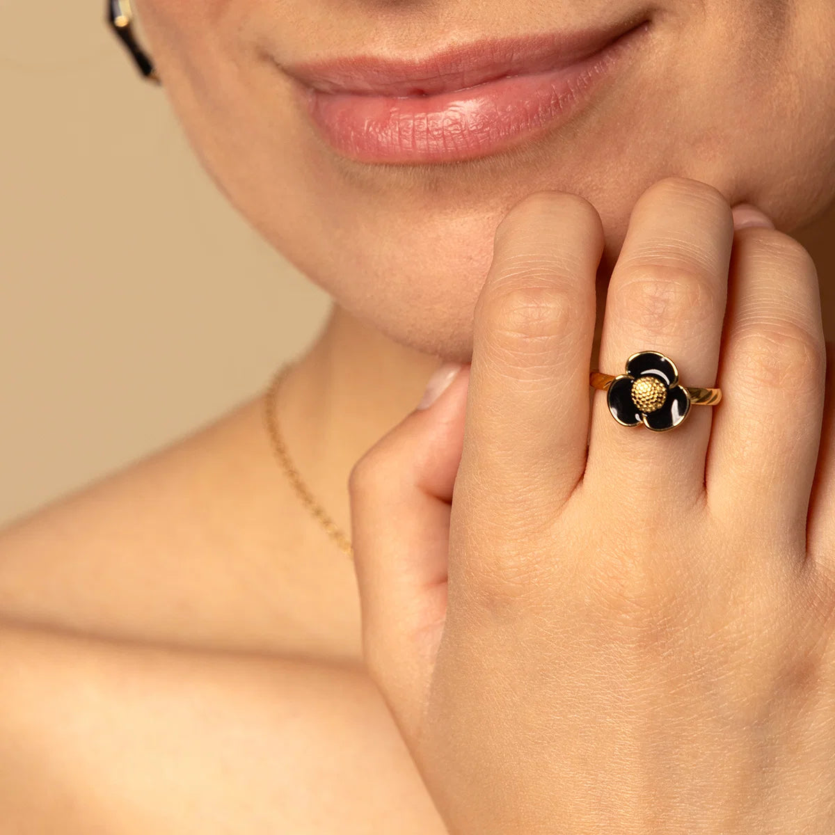 My Bendel Luxe epoxy bloemenring zwart - stainless steel
