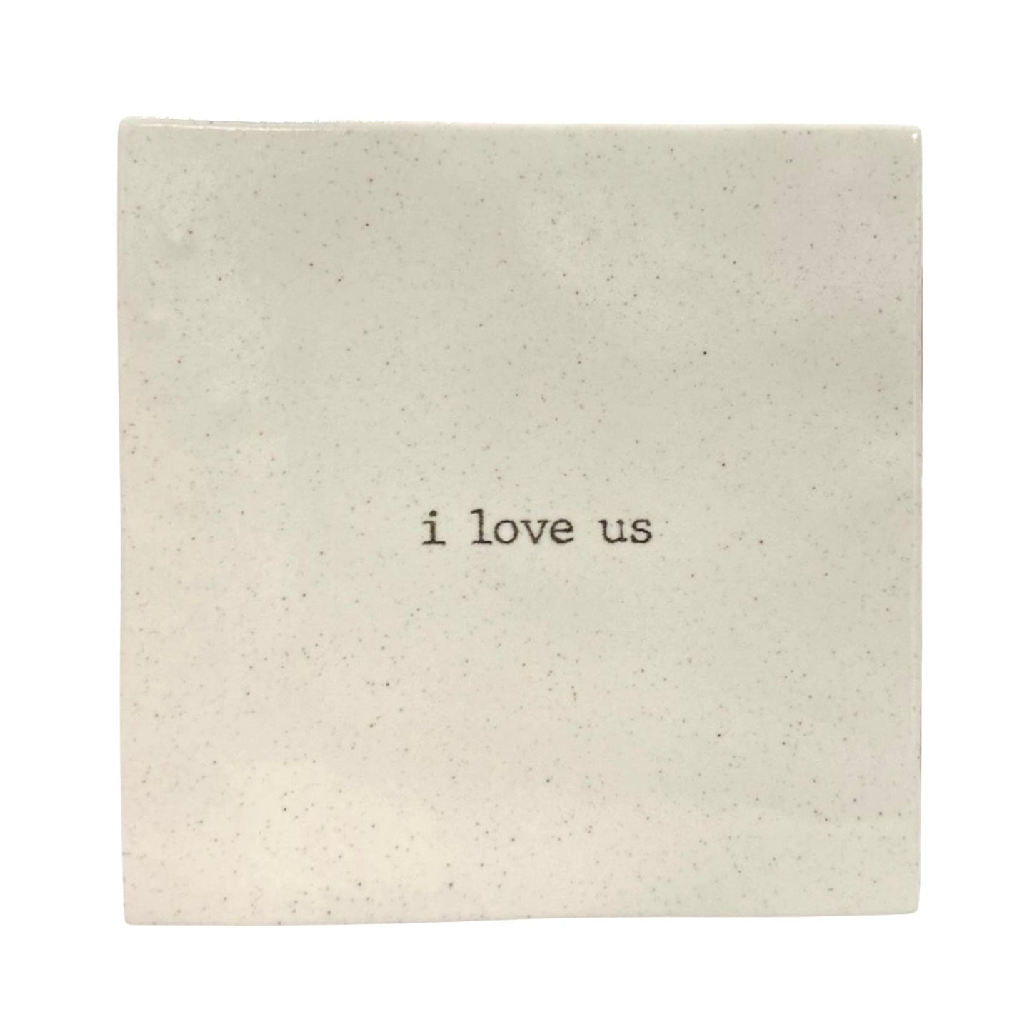 Tegeltje gegraveerd "I love us" wit