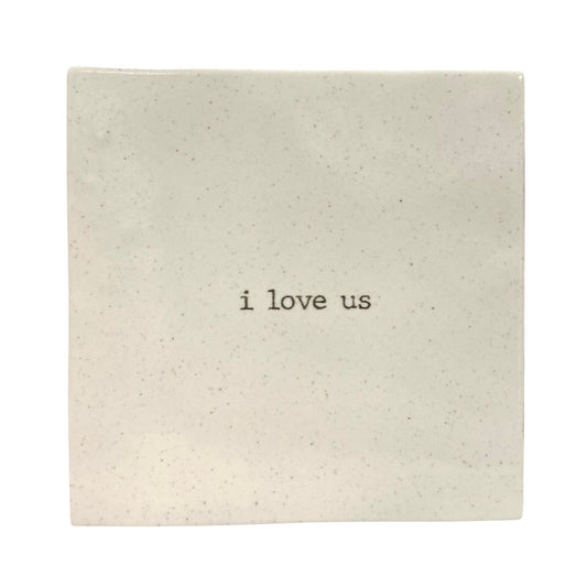 Tegeltje gegraveerd "I love us" wit