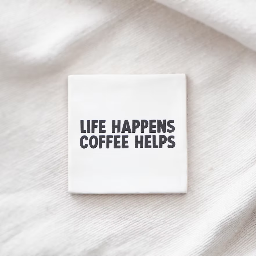 Tegeltje "Life happens coffee helps" wit