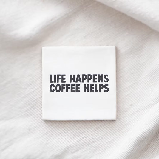 Tegeltje "Life happens coffee helps" wit