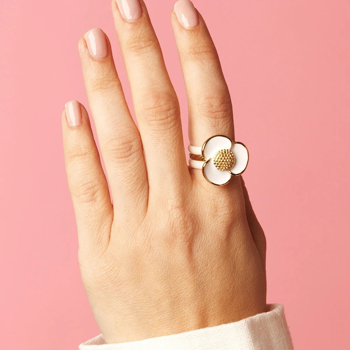 My Bendel Gouden bloem ring - wit epoxy - speelse stijlvolle touch - stainless steel