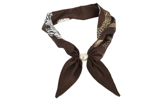 Sjaaltje Panter Brown Bobby met magnetische parelsluiting